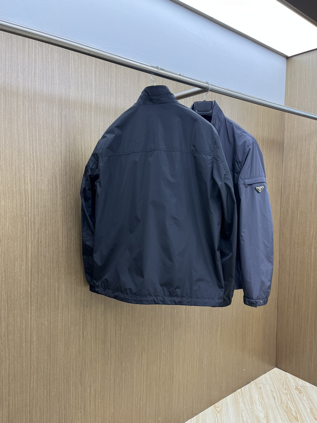 早春款 PD 🔥🔥早春系列，最新时尚立领夹克外套.经典三角标，网格内衬。处处细节显工艺足够的高级 结构性