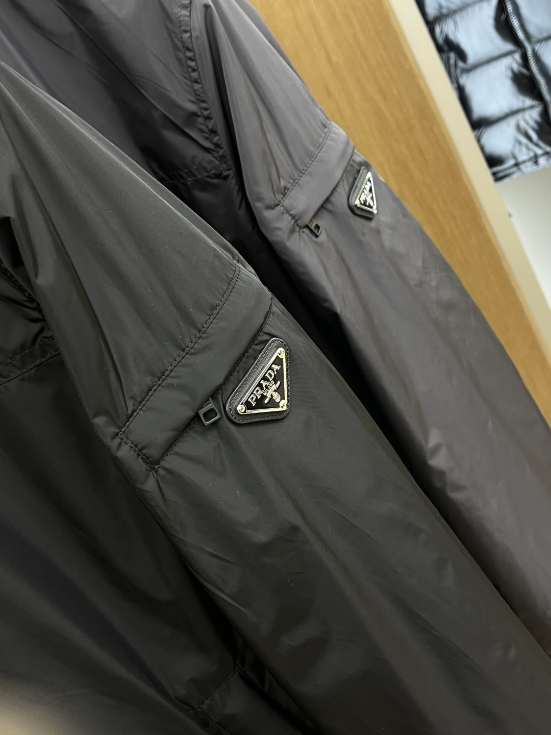 早春款 PD 🔥🔥早春系列，最新时尚立领夹克外套.经典三角标，网格内衬。处处细节显工艺足够的高级 结构性