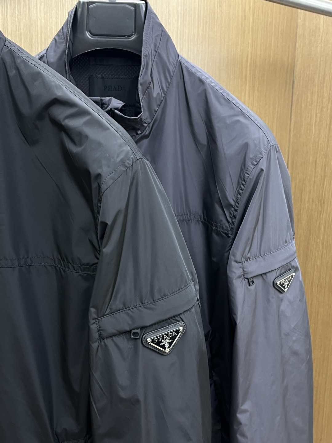 早春款 PD 🔥🔥早春系列，最新时尚立领夹克外套.经典三角标，网格内衬。处处细节显工艺足够的高级 结构性