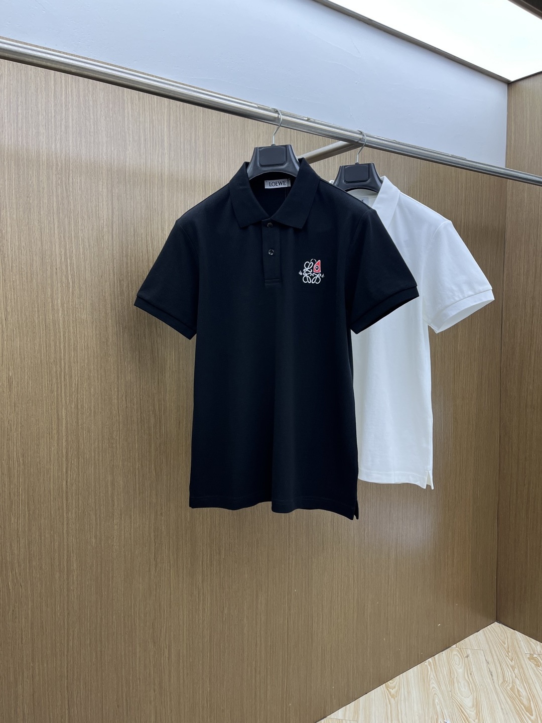NO:759156,Early Spring Style Loe 1956SS New Original Men's Casual Lapel Polo Short Sleeve High-End Customized High-End Version Fashionable and Versatile Popular Imported Fabrics Super Soft and Delicate Feeling Skin-Friendly and Comfortable High-end Boutique The OEM's Finely Made Upper Body is Excellent Men's Necessary Item Complete with Three Standards Code Number: M-3XL fdw, loewe, T-shirt,19860909早春款 Loe 1956SS新款新款原单男士休闲翻领polo短袖 高端定制 高端版本 时尚百搭爆款进口面料 手感超柔软细腻 穿着亲肤舒适 高端精品 代工厂精细做上身非常赞 男士必备单品 三标齐全 码数:M-3XL  fdw,,loewe,T-shirt,,Men's clothing