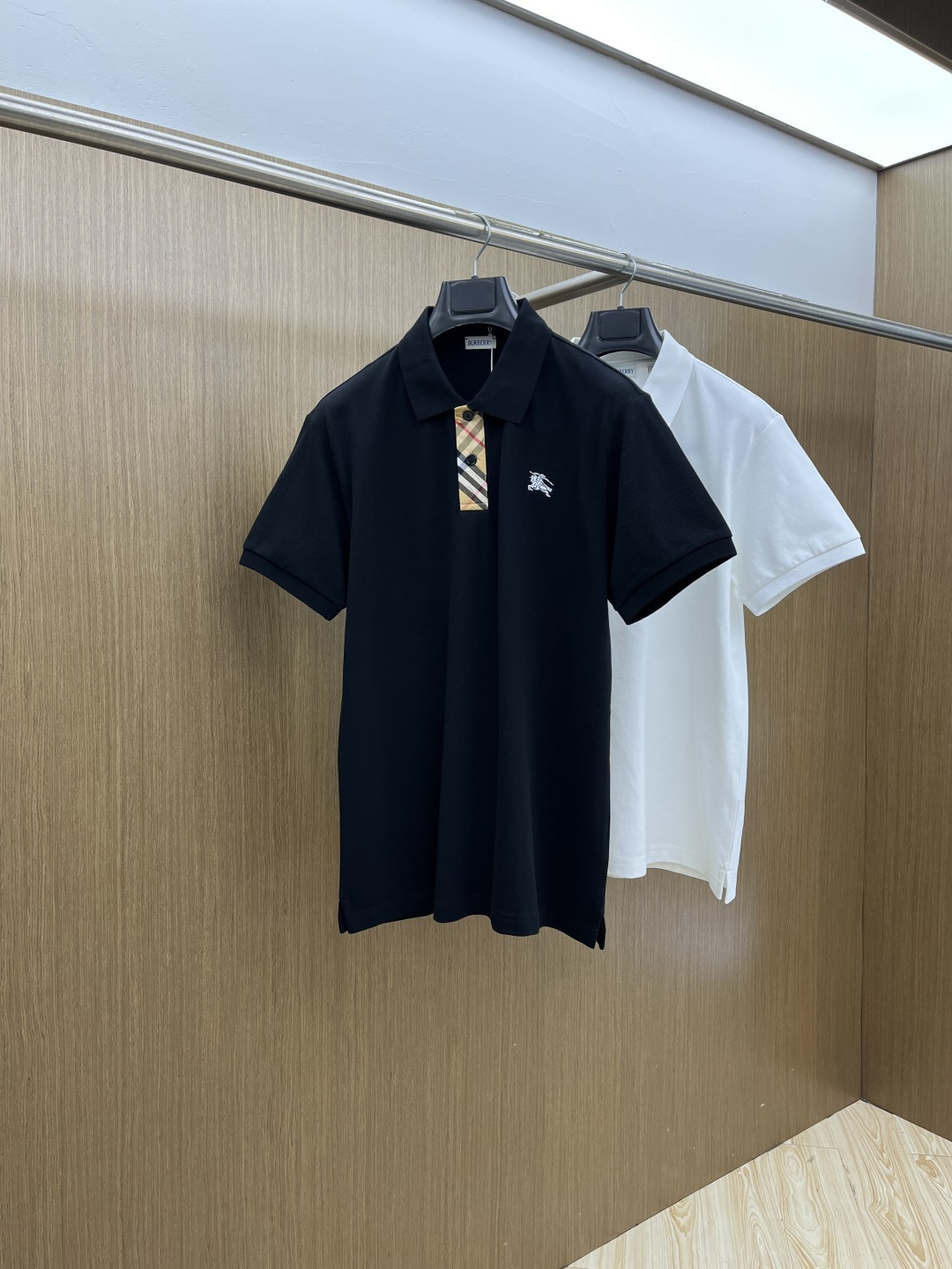 NO:759163,Early spring style BBR. 1956SS new style original men's casual lapel polo short sleeves. High-end customization. High-end version. Fashionable and versatile imported fabrics. Super soft and delicate feel. Skin-friendly and comfortable to wear. High-end boutique. The upper body is finely made by the factory. It is a must-have item for men. Three standards are complete. Size: M-3XL fdw,, T-shirt,19860909早春款 BBR. 1956SS新款新款原单男士休闲翻领polo短袖 高端定制 高端版本 时尚百搭爆款进口面料 手感超柔软细腻 穿着亲肤舒适 高端精品 代工厂精细做上身非常赞 男士必备单品 三标齐全 码数:M-3XL  fdw,,T-shirt,,Men's clothing