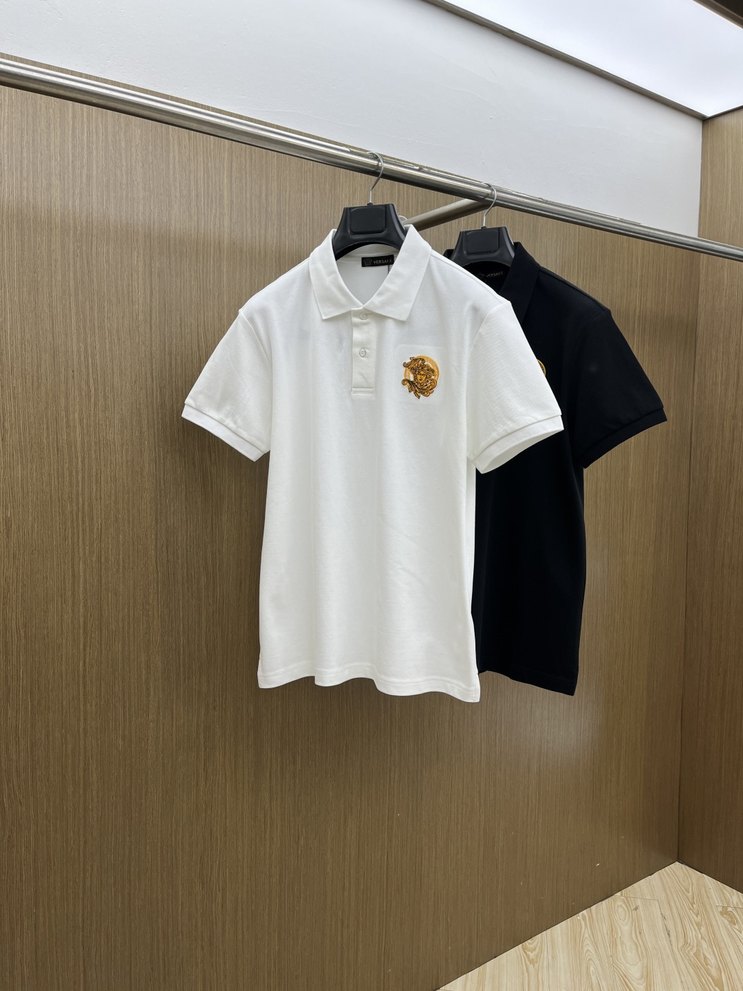 NO:759170,Early Spring Style VER 1956SS New Original Men's Casual Lapel Polo Short Sleeve High-End Customized High-End Version Fashionable and Versatile Popular Imported Fabrics Super Soft and Delicate Feeling Skin-Friendly and Comfortable High-end Boutique Factory-made Upper Body is Excellent Men's Necessary Item Complete with Three Standards Code Number: M-3XL fdw,, T-shirt,19860909早春款 VER 1956SS新款新款原单男士休闲翻领polo短袖 高端定制 高端版本 时尚百搭爆款进口面料 手感超柔软细腻 穿着亲肤舒适 高端精品 代工厂精细做上身非常赞 男士必备单品 三标齐全 码数:M-3XL  fdw,,T-shirt,,Men's clothing