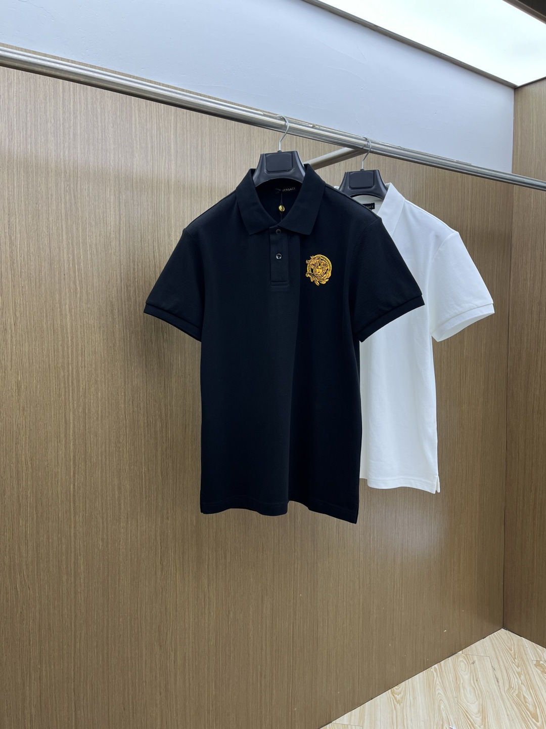 NO:759176,Early spring style VER. 1956SS new style original men's casual lapel polo short sleeves. High-end customization. High-end version. Fashionable and versatile imported fabrics. Super soft and delicate feel. Skin-friendly and comfortable to wear. High-end boutique. The upper body is finely made by the factory. It is a must-have item for men. Three standards are complete. Size: M-3XL fdw,, T-shirt,19860909早春款 VER. 1956SS新款新款原单男士休闲翻领polo短袖 高端定制 高端版本 时尚百搭爆款进口面料 手感超柔软细腻 穿着亲肤舒适 高端精品 代工厂精细做上身非常赞 男士必备单品 三标齐全 码数:M-3XL  fdw,,T-shirt,,Men's clothing