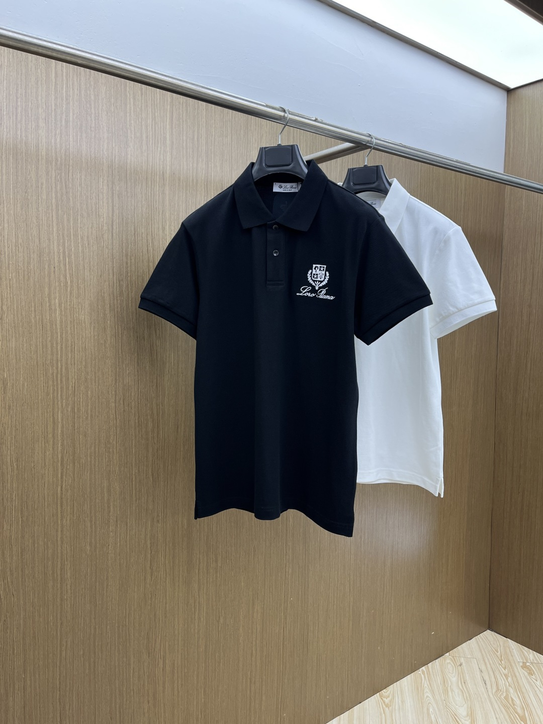 NO:759126,Early spring model LP 1956SS new style original men's casual lapel polo short sleeves. High-end customization. High-end version. Fashionable and versatile imported fabrics. Super soft and delicate feel. Skin-friendly and comfortable to wear. High-end boutique. The upper body is finely made by the factory. It is a must-have item for men. Three standards are complete. Size: M-3XL fdw, loro piana, T-shirt,19860909早春款 LP 1956SS新款新款原单男士休闲翻领polo短袖 高端定制 高端版本 时尚百搭爆款进口面料 手感超柔软细腻 穿着亲肤舒适 高端精品 代工厂精细做上身非常赞 男士必备单品 三标齐全 码数:M-3XL  fdw,,loro piana,T-shirt,,Men's clothing