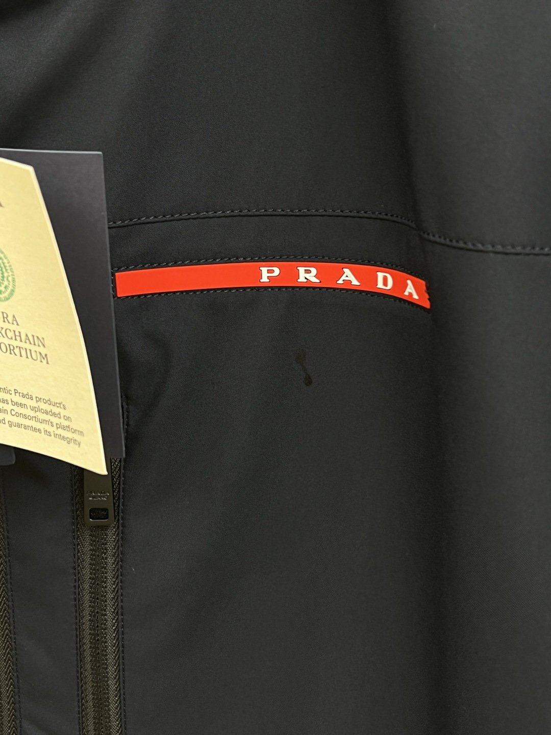 早春 PD 🔥年早春新款专柜同款连帽休闲夹克，商务休闲两不误！面料采用聚酯纤维防风防水面料，内里聚酯纤维