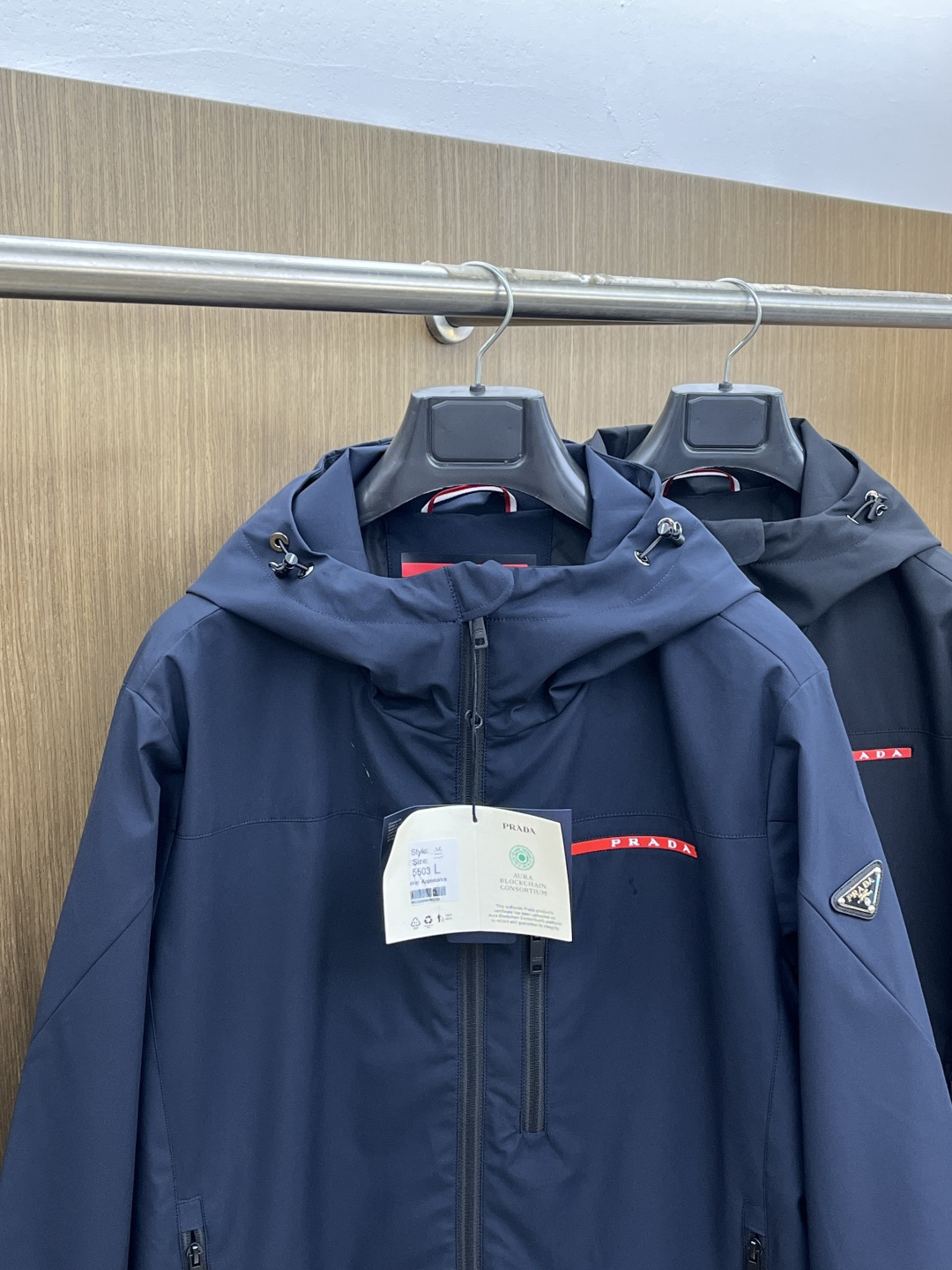 早春 PD 🔥年早春新款专柜同款连帽休闲夹克，商务休闲两不误！面料采用聚酯纤维防风防水面料，内里聚酯纤维