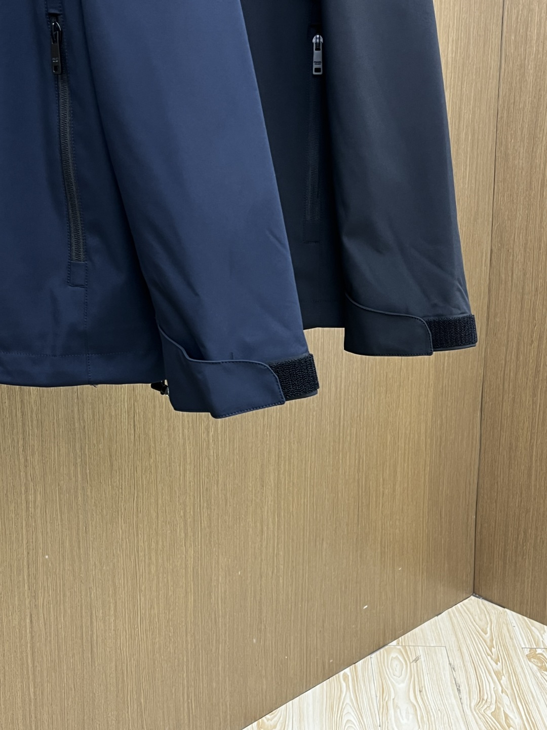 早春 PD 🔥年早春新款专柜同款连帽休闲夹克，商务休闲两不误！面料采用聚酯纤维防风防水面料，内里聚酯纤维