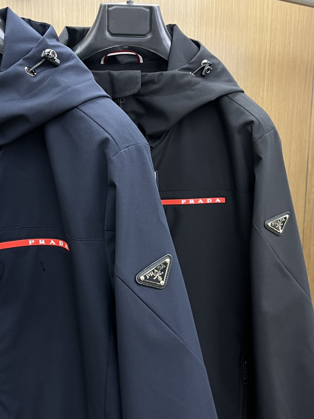 早春 PD 🔥年早春新款专柜同款连帽休闲夹克，商务休闲两不误！面料采用聚酯纤维防风防水面料，内里聚酯纤维