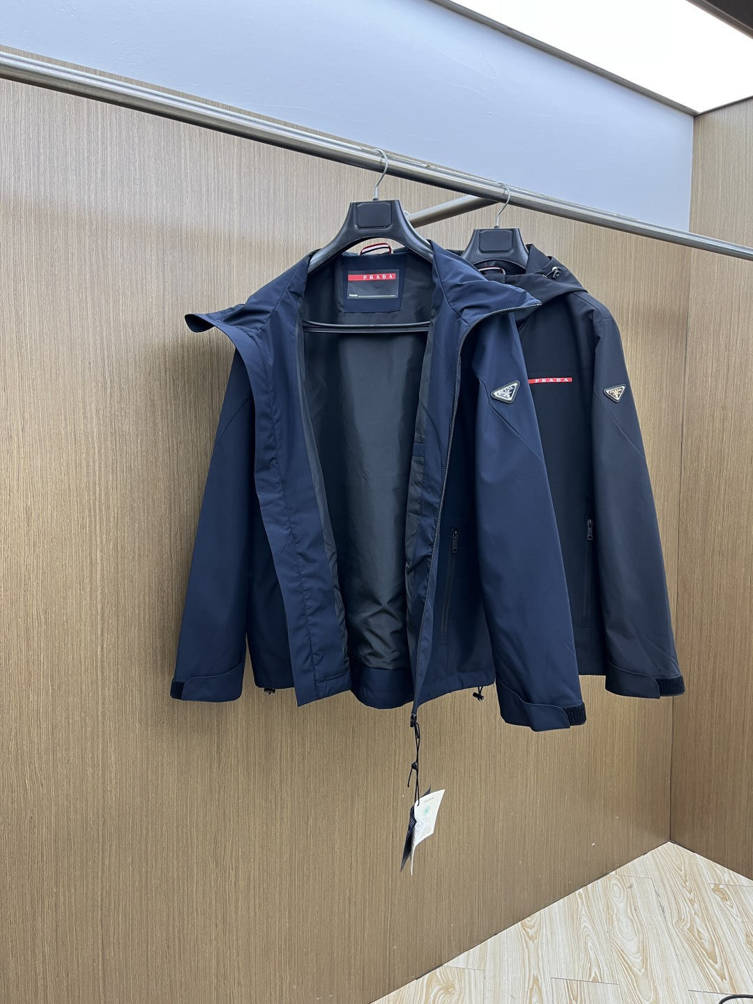 早春 PD 🔥年早春新款专柜同款连帽休闲夹克，商务休闲两不误！面料采用聚酯纤维防风防水面料，内里聚酯纤维
