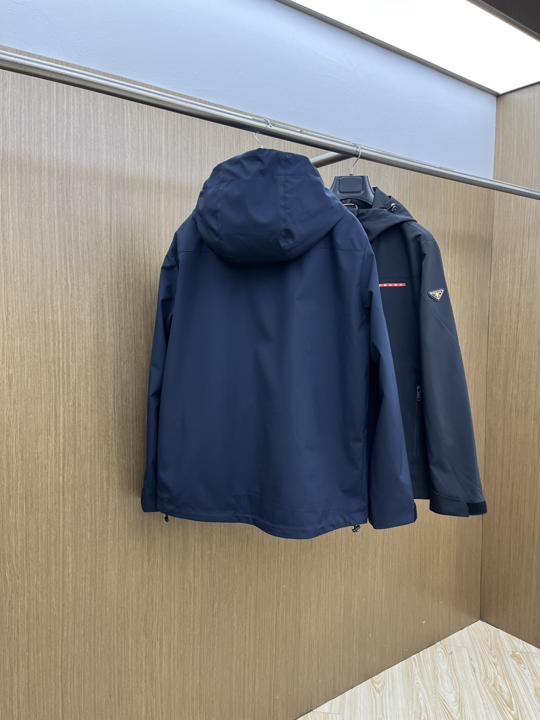 早春 PD 🔥年早春新款专柜同款连帽休闲夹克，商务休闲两不误！面料采用聚酯纤维防风防水面料，内里聚酯纤维
