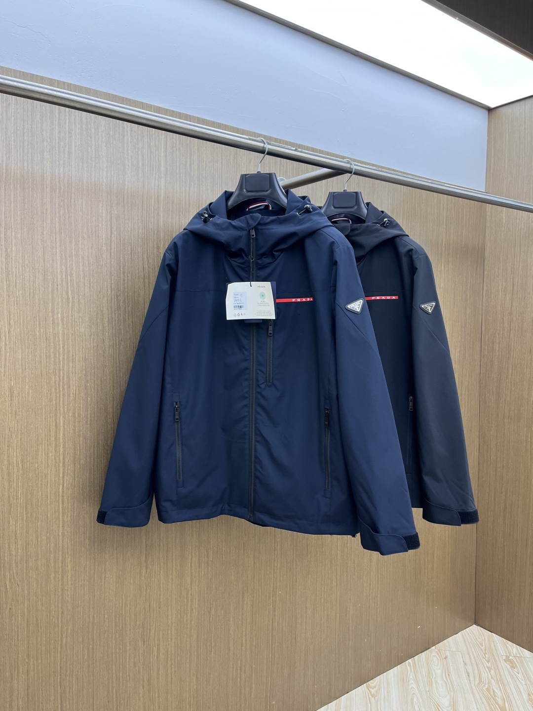 早春 PD 🔥年早春新款专柜同款连帽休闲夹克，商务休闲两不误！面料采用聚酯纤维防风防水面料，内里聚酯纤维