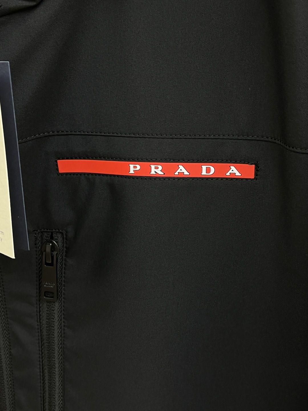 早春 PD 🔥年早春新款专柜同款连帽休闲夹克，商务休闲两不误！面料采用聚酯纤维防风防水面料，内里聚酯纤维