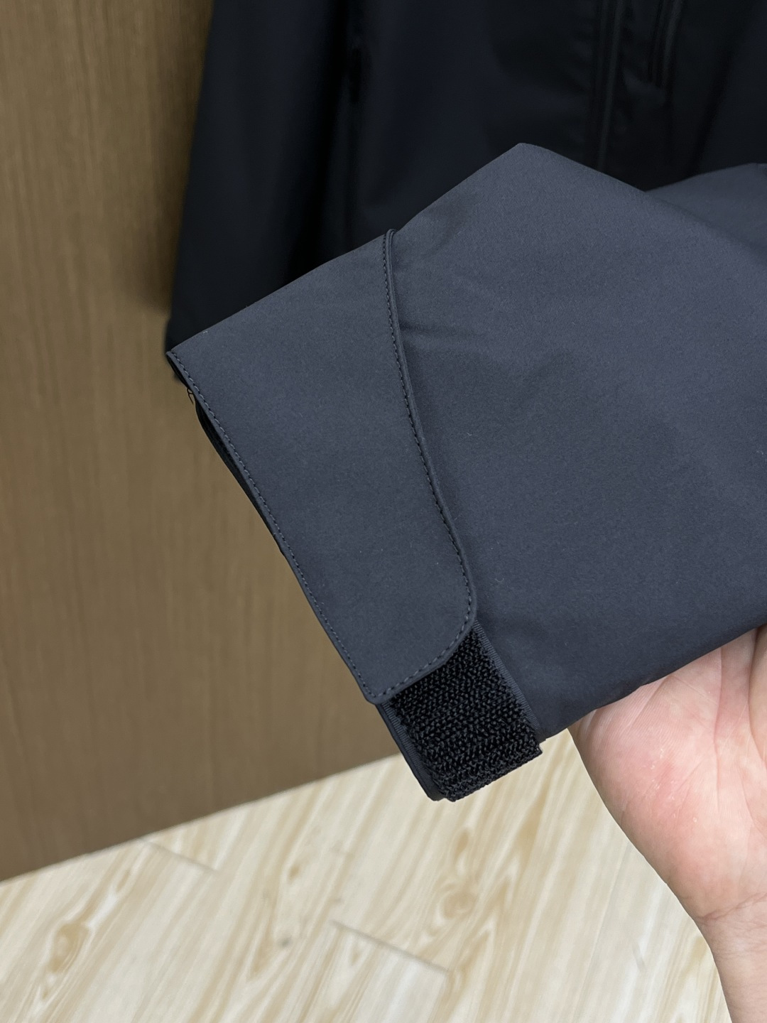 早春 PD 🔥年早春新款专柜同款连帽休闲夹克，商务休闲两不误！面料采用聚酯纤维防风防水面料，内里聚酯纤维