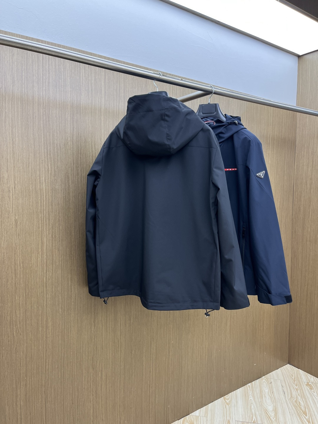 早春 PD 🔥年早春新款专柜同款连帽休闲夹克，商务休闲两不误！面料采用聚酯纤维防风防水面料，内里聚酯纤维