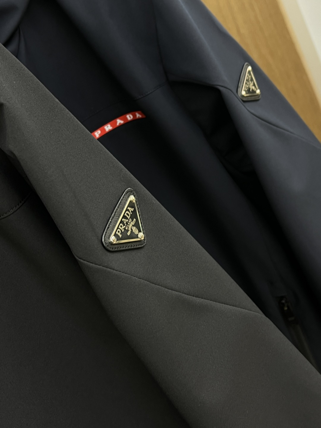 早春 PD 🔥年早春新款专柜同款连帽休闲夹克，商务休闲两不误！面料采用聚酯纤维防风防水面料，内里聚酯纤维