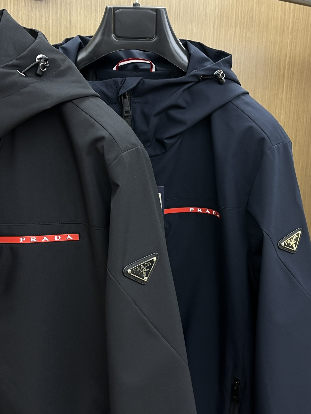 早春 PD 🔥年早春新款专柜同款连帽休闲夹克，商务休闲两不误！面料采用聚酯纤维防风防水面料，内里聚酯纤维