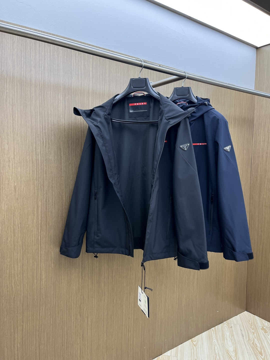 早春 PD 🔥年早春新款专柜同款连帽休闲夹克，商务休闲两不误！面料采用聚酯纤维防风防水面料，内里聚酯纤维