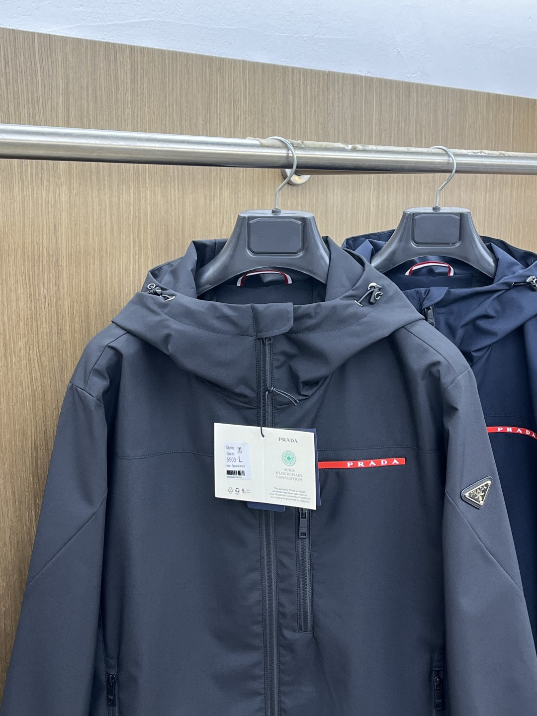 早春 PD 🔥年早春新款专柜同款连帽休闲夹克，商务休闲两不误！面料采用聚酯纤维防风防水面料，内里聚酯纤维