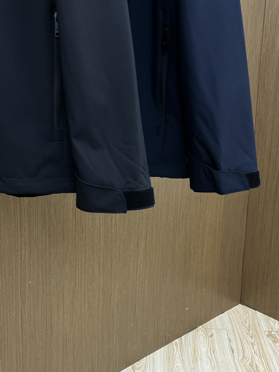 早春 PD 🔥年早春新款专柜同款连帽休闲夹克，商务休闲两不误！面料采用聚酯纤维防风防水面料，内里聚酯纤维