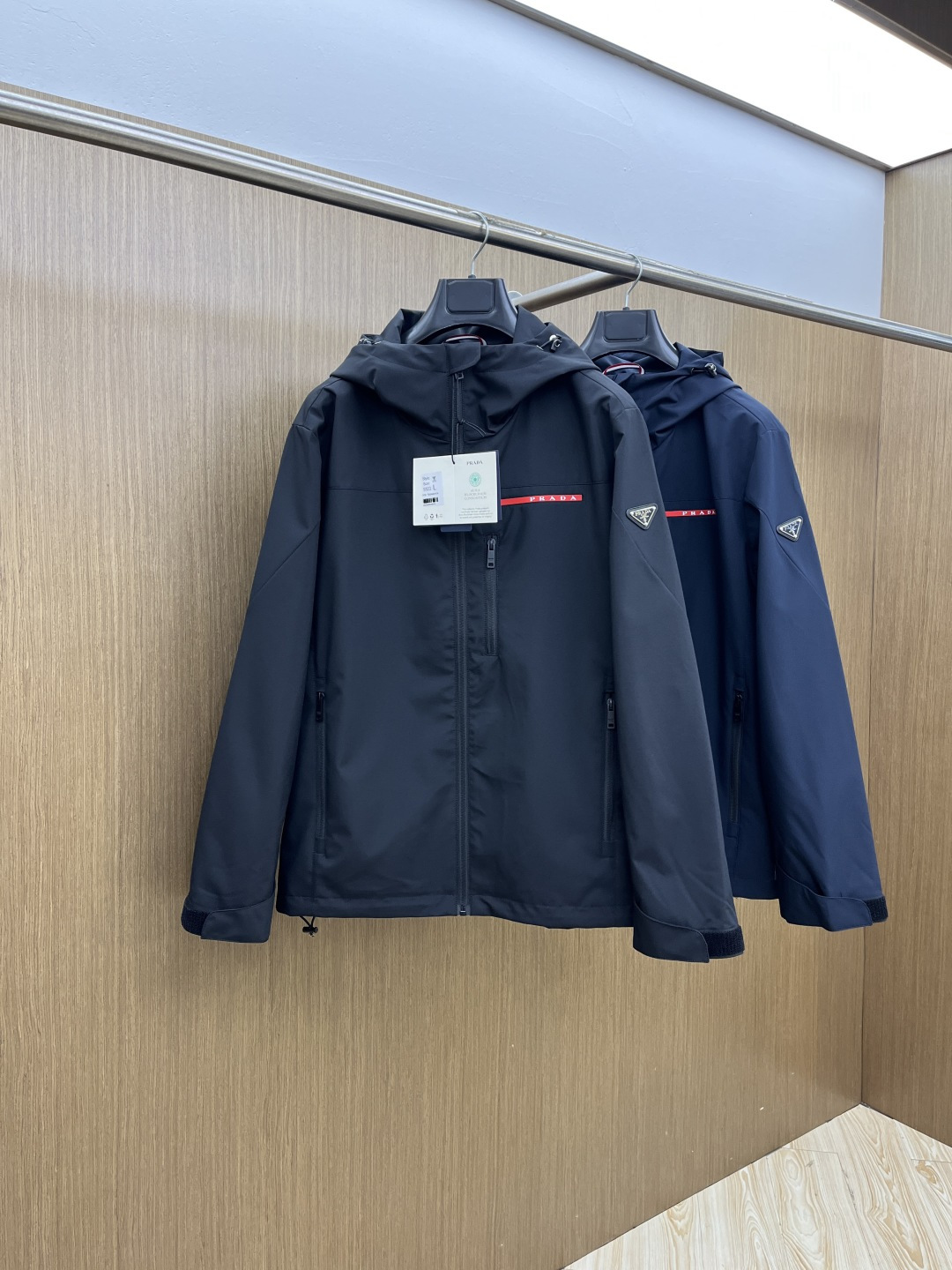 早春 PD 🔥年早春新款专柜同款连帽休闲夹克，商务休闲两不误！面料采用聚酯纤维防风防水面料，内里聚酯纤维
