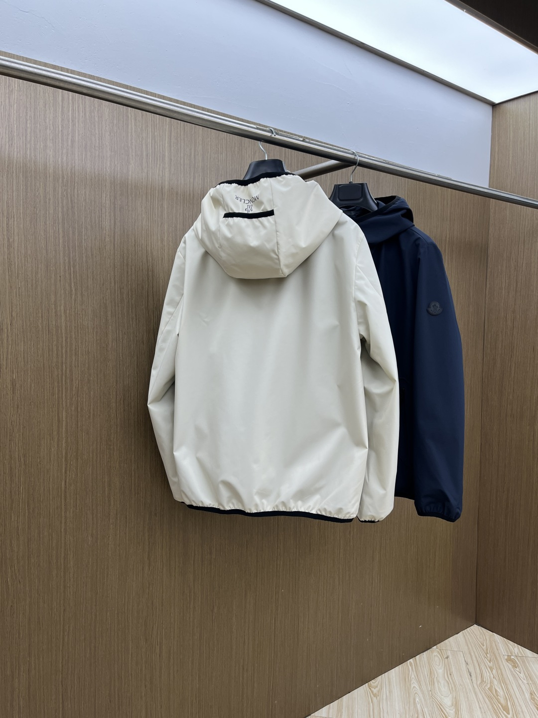 早春 Mon 🔥年早春新款专柜同款连帽休闲夹克，商务休闲两不误！面料采用聚酯纤维防风防水面料，内里聚酯纤
