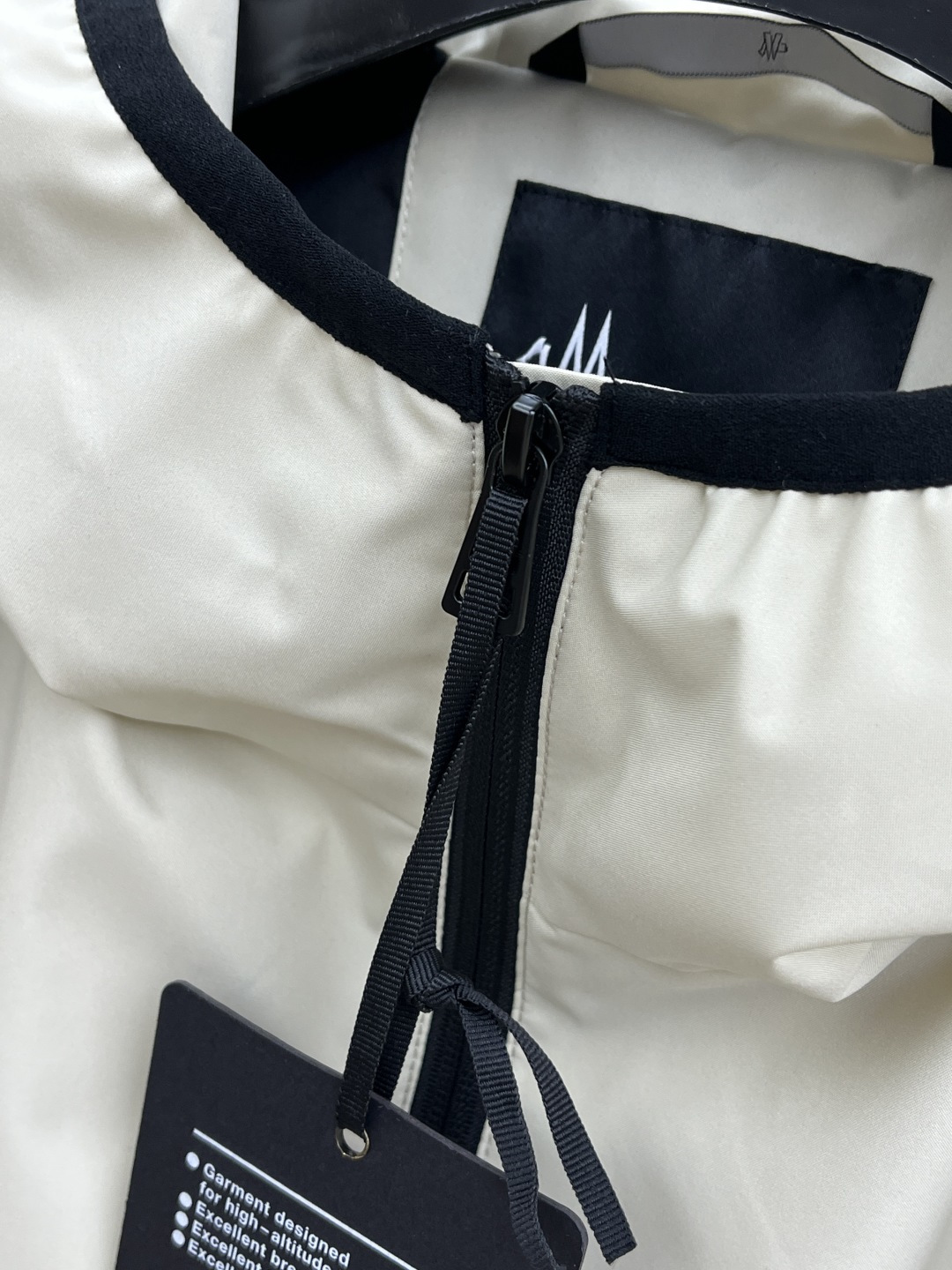 早春 Mon 🔥年早春新款专柜同款连帽休闲夹克，商务休闲两不误！面料采用聚酯纤维防风防水面料，内里聚酯纤