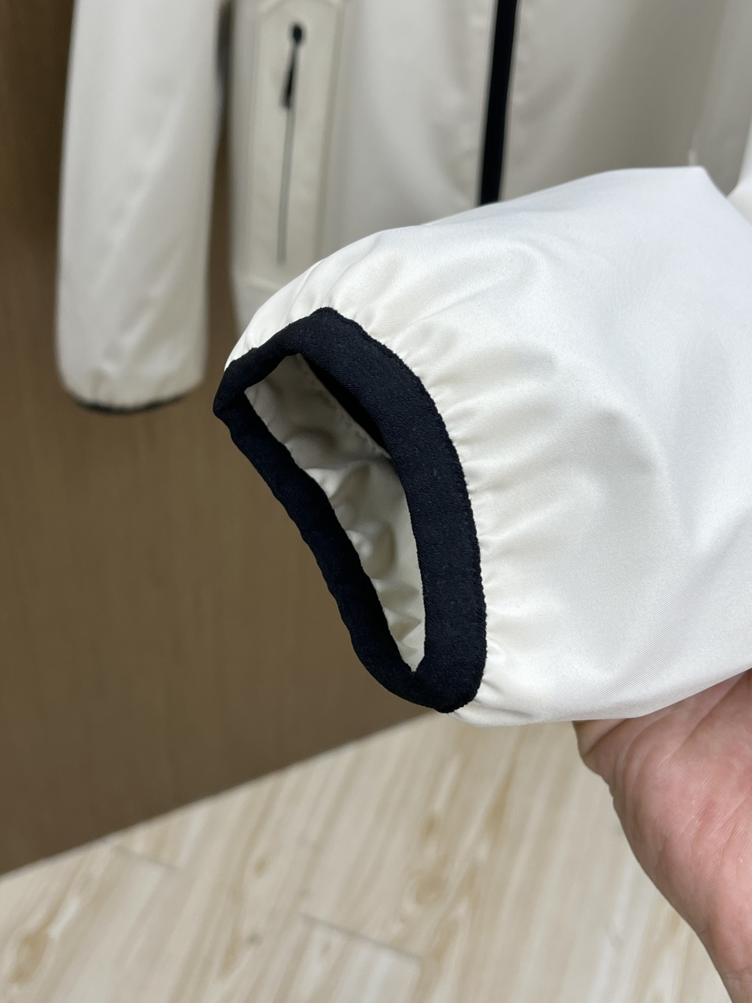 早春 Mon 🔥年早春新款专柜同款连帽休闲夹克，商务休闲两不误！面料采用聚酯纤维防风防水面料，内里聚酯纤