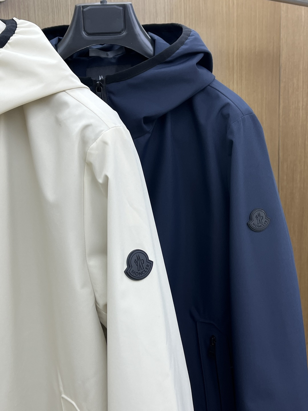 早春 Mon 🔥年早春新款专柜同款连帽休闲夹克，商务休闲两不误！面料采用聚酯纤维防风防水面料，内里聚酯纤
