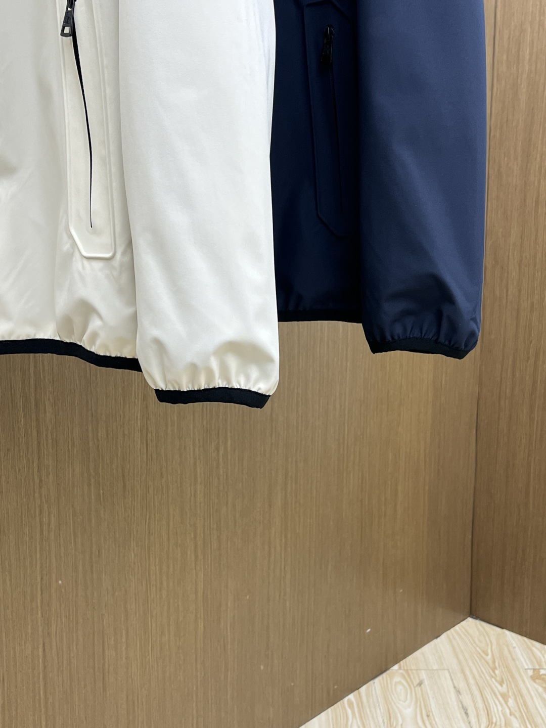 早春 Mon 🔥年早春新款专柜同款连帽休闲夹克，商务休闲两不误！面料采用聚酯纤维防风防水面料，内里聚酯纤