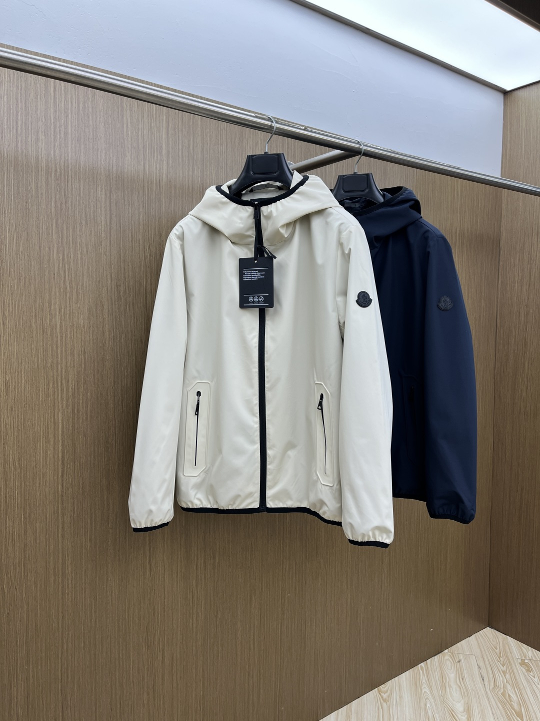 早春 Mon 🔥年早春新款专柜同款连帽休闲夹克，商务休闲两不误！面料采用聚酯纤维防风防水面料，内里聚酯纤