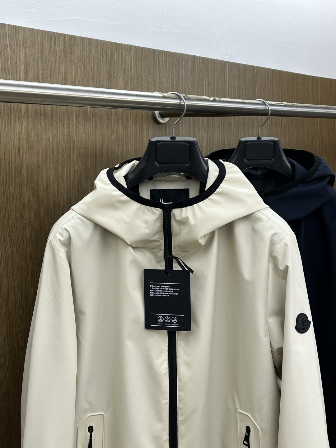 早春 Mon 🔥年早春新款专柜同款连帽休闲夹克，商务休闲两不误！面料采用聚酯纤维防风防水面料，内里聚酯纤
