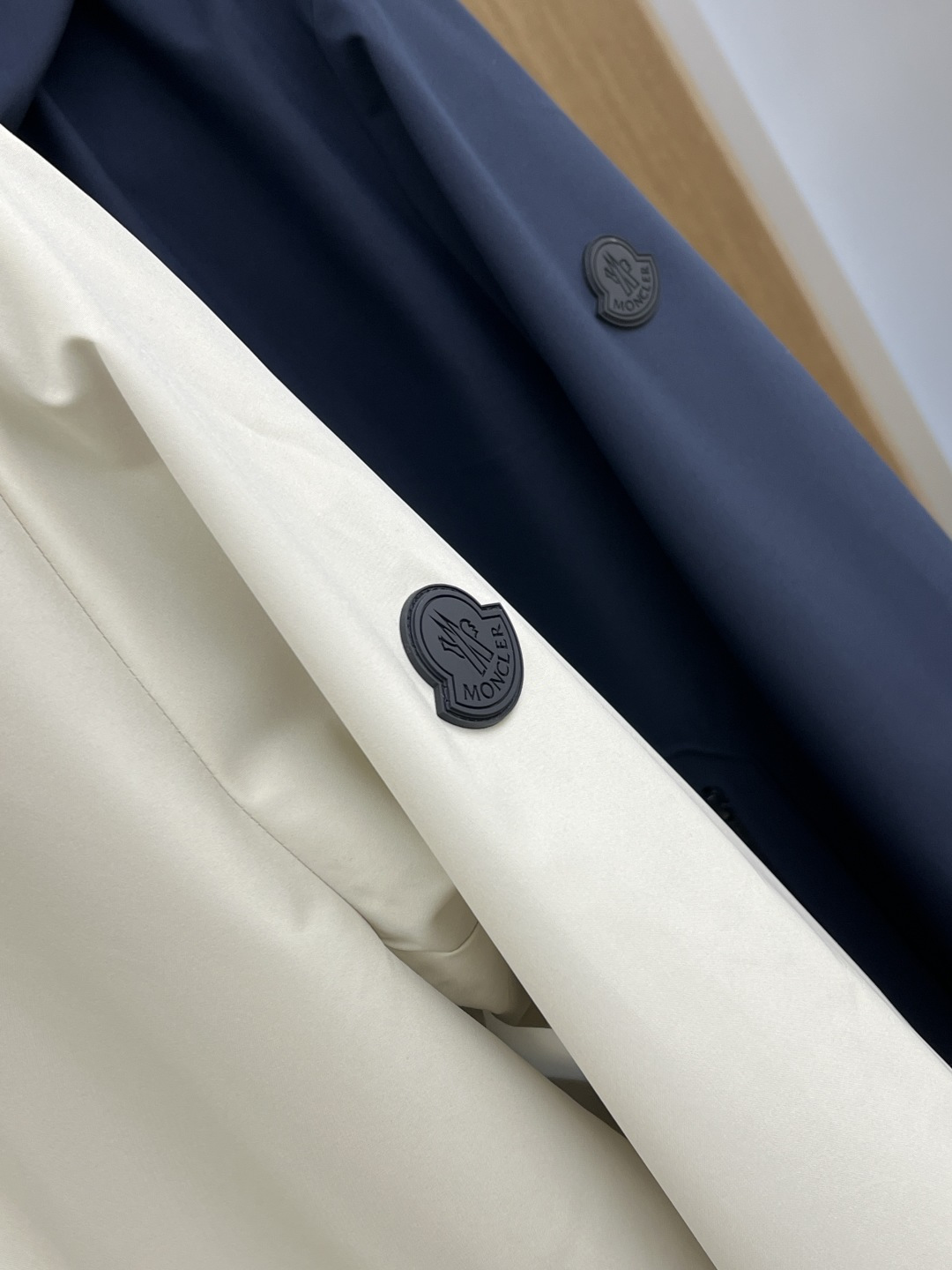 早春 Mon 🔥年早春新款专柜同款连帽休闲夹克，商务休闲两不误！面料采用聚酯纤维防风防水面料，内里聚酯纤