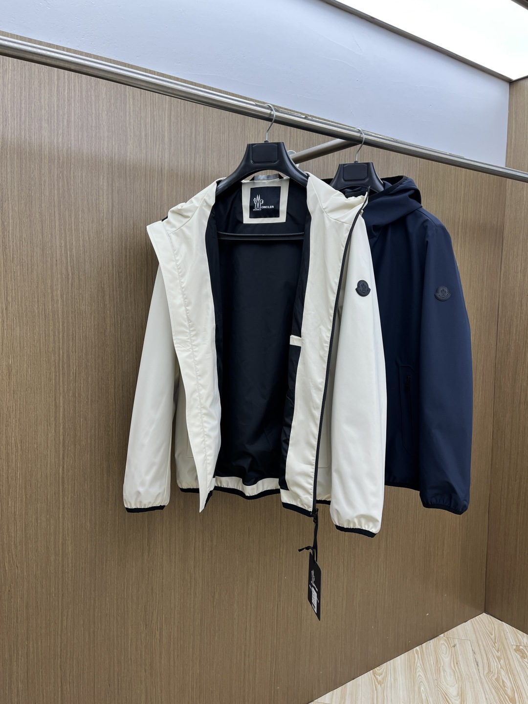 早春 Mon 🔥年早春新款专柜同款连帽休闲夹克，商务休闲两不误！面料采用聚酯纤维防风防水面料，内里聚酯纤