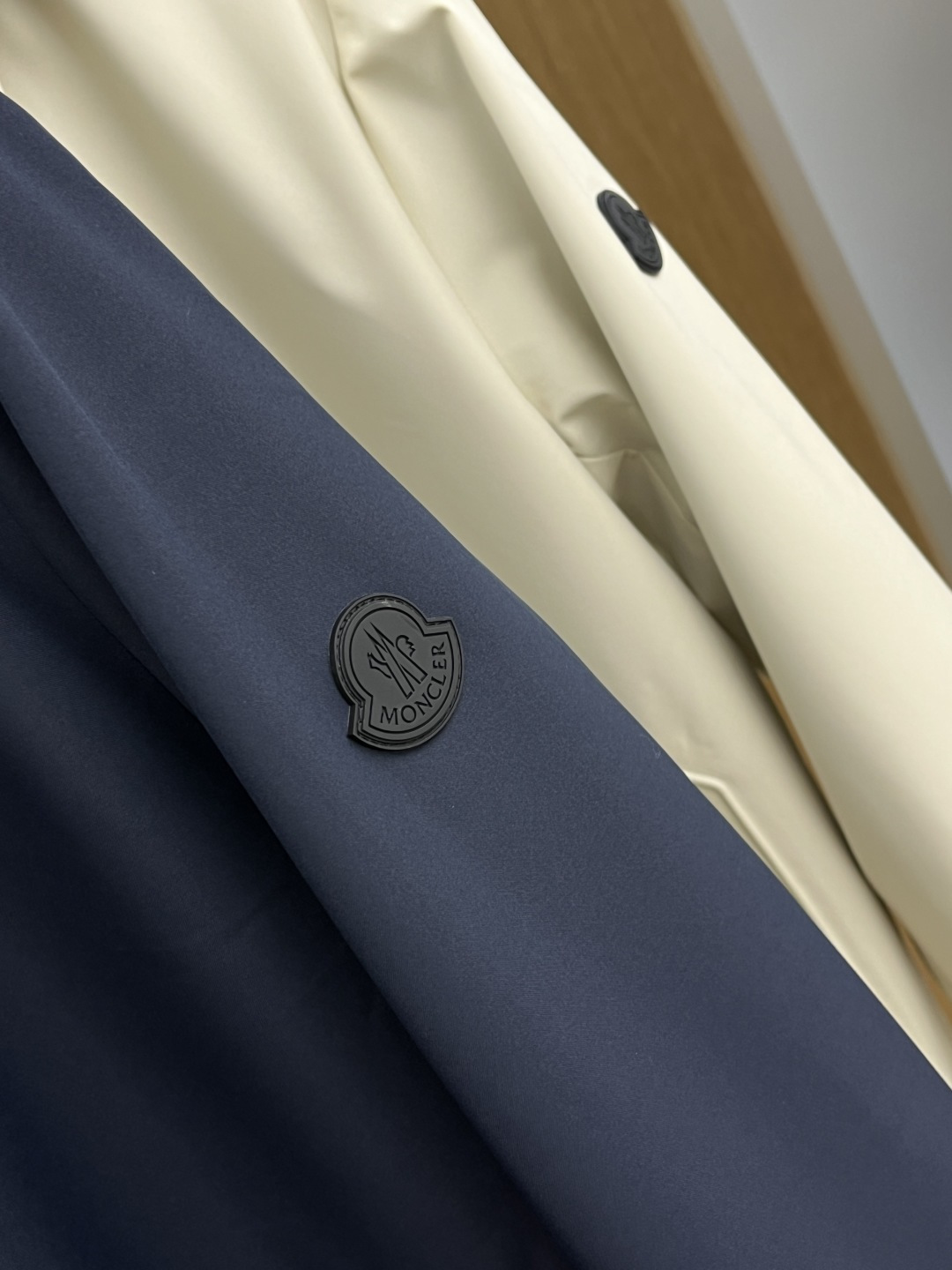 早春 Mon 🔥年早春新款专柜同款连帽休闲夹克，商务休闲两不误！面料采用聚酯纤维防风防水面料，内里聚酯纤