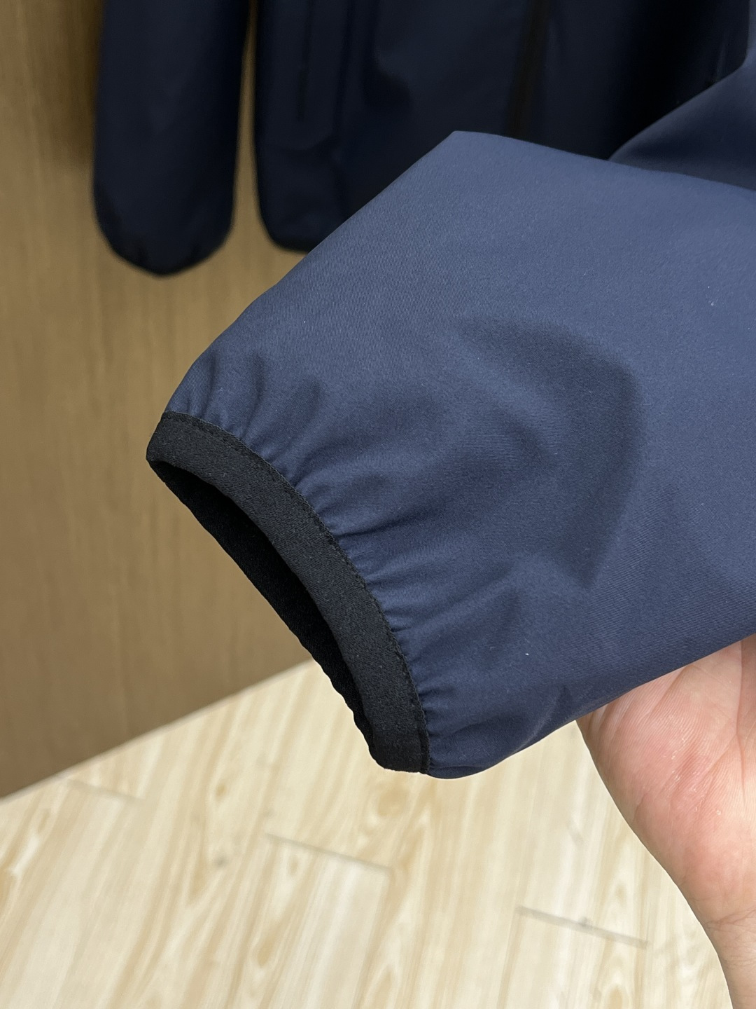 早春 Mon 🔥年早春新款专柜同款连帽休闲夹克，商务休闲两不误！面料采用聚酯纤维防风防水面料，内里聚酯纤