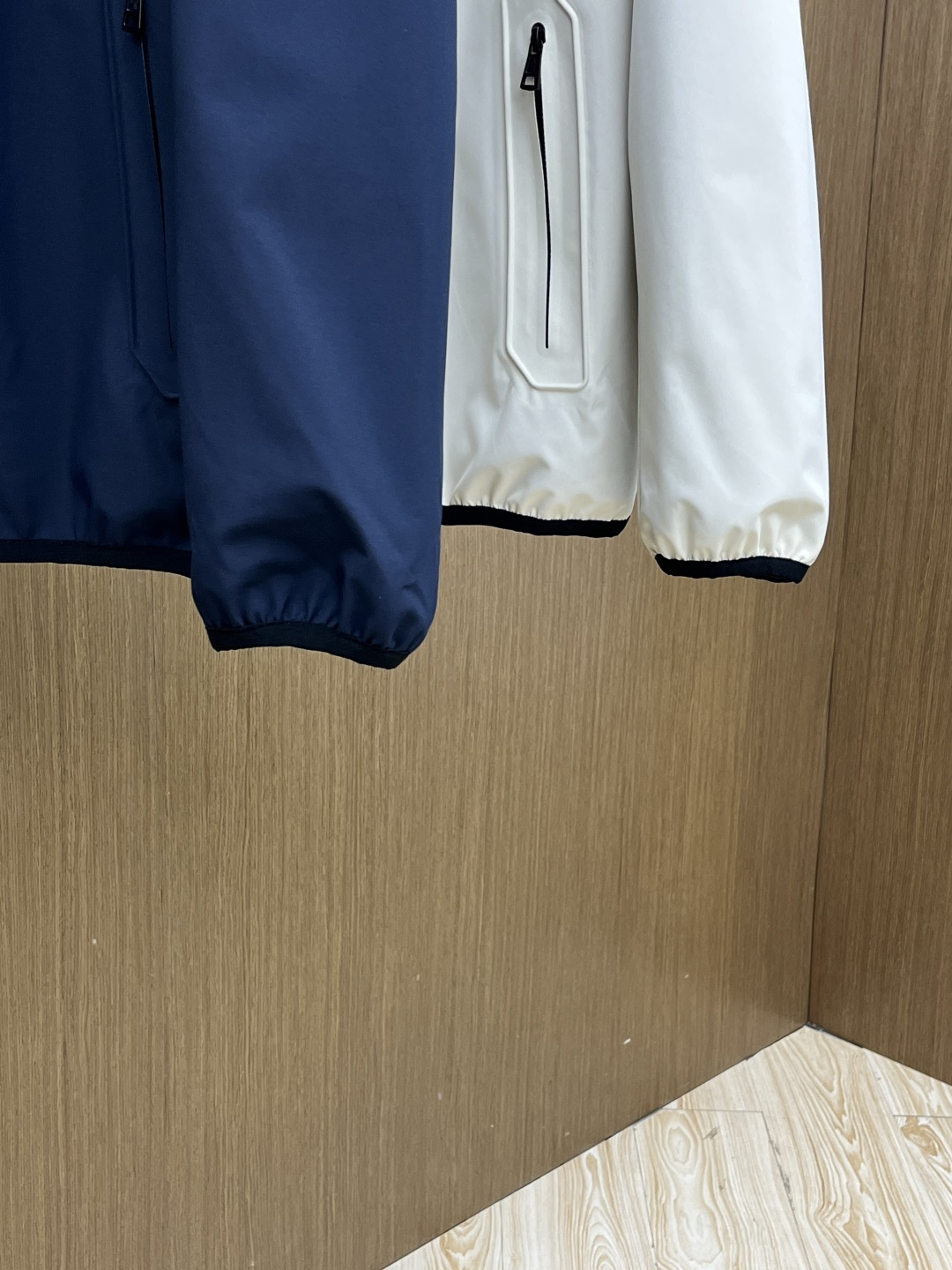 早春 Mon 🔥年早春新款专柜同款连帽休闲夹克，商务休闲两不误！面料采用聚酯纤维防风防水面料，内里聚酯纤