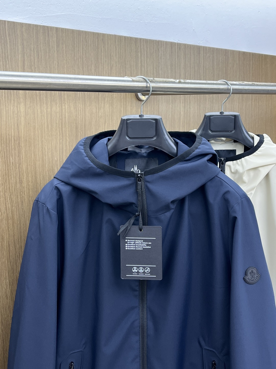 早春 Mon 🔥年早春新款专柜同款连帽休闲夹克，商务休闲两不误！面料采用聚酯纤维防风防水面料，内里聚酯纤