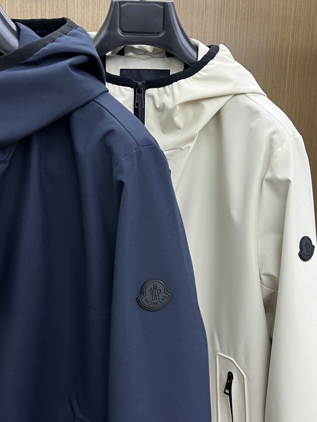 早春 Mon 🔥年早春新款专柜同款连帽休闲夹克，商务休闲两不误！面料采用聚酯纤维防风防水面料，内里聚酯纤