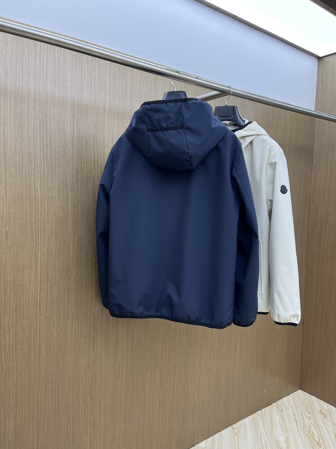 早春 Mon 🔥年早春新款专柜同款连帽休闲夹克，商务休闲两不误！面料采用聚酯纤维防风防水面料，内里聚酯纤