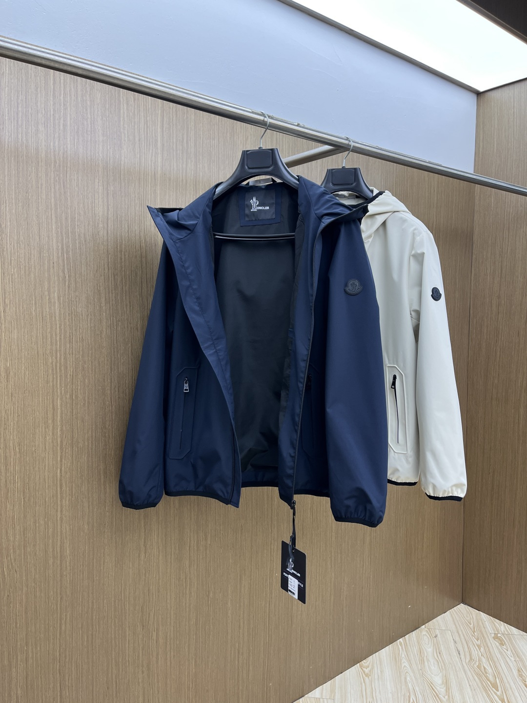 早春 Mon 🔥年早春新款专柜同款连帽休闲夹克，商务休闲两不误！面料采用聚酯纤维防风防水面料，内里聚酯纤