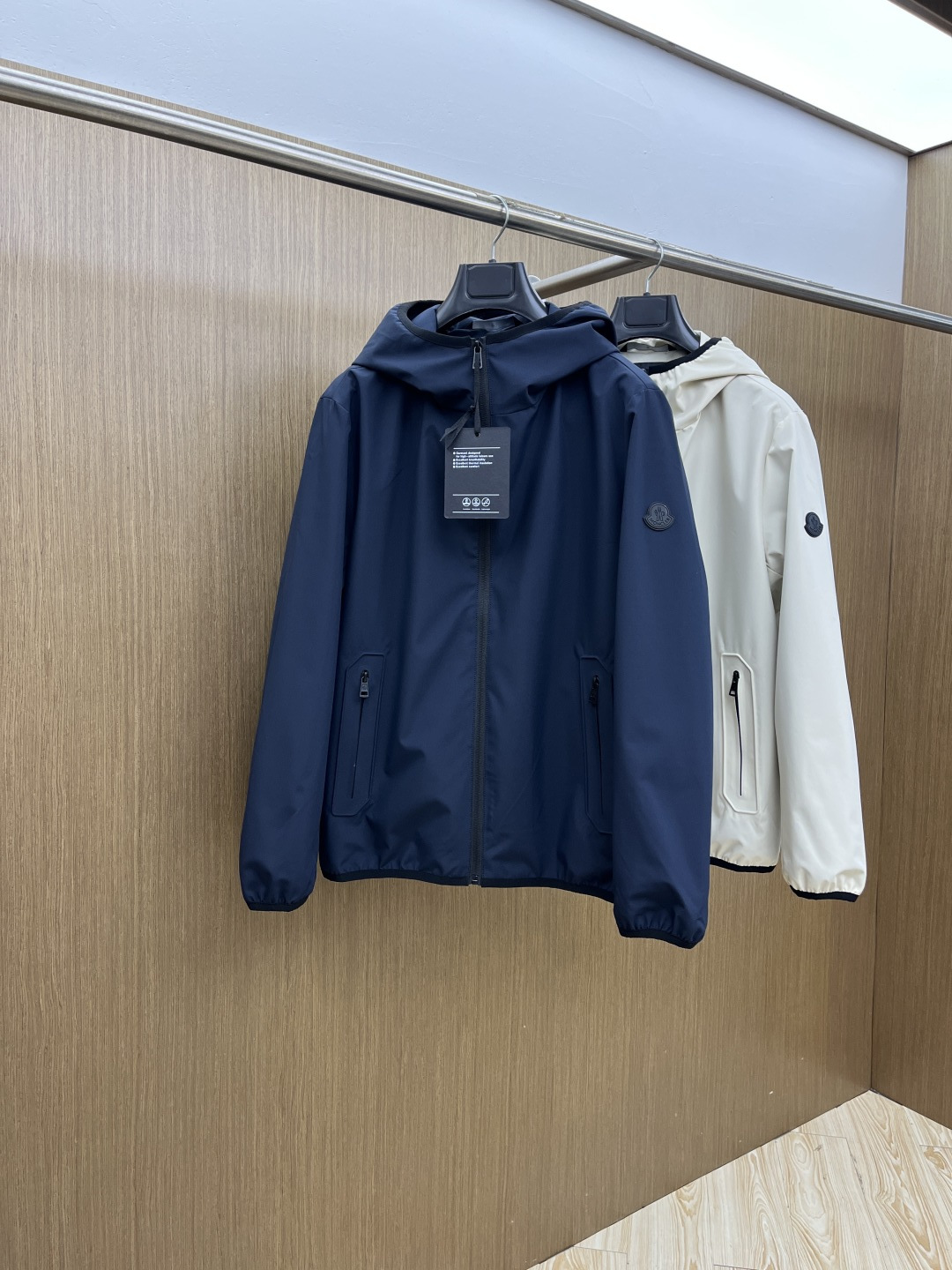 早春 Mon 🔥年早春新款专柜同款连帽休闲夹克，商务休闲两不误！面料采用聚酯纤维防风防水面料，内里聚酯纤