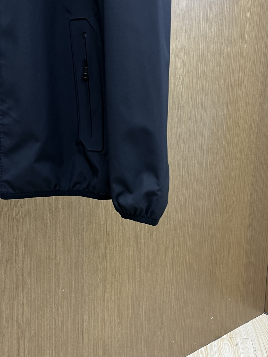 早春 Mon 🔥年早春新款专柜同款连帽休闲夹克，商务休闲两不误！面料采用聚酯纤维防风防水面料，内里聚酯纤