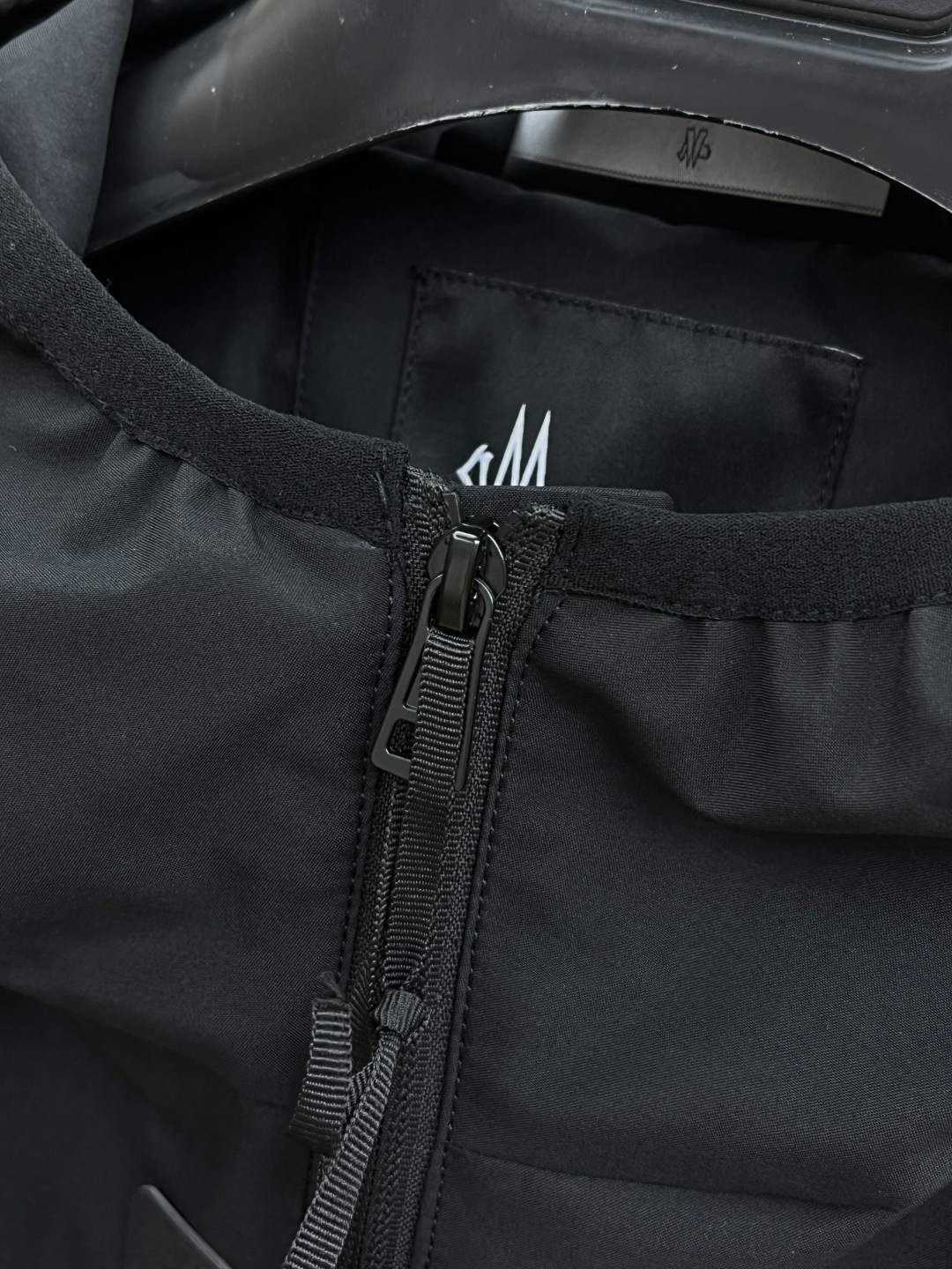 早春 Mon 🔥年早春新款专柜同款连帽休闲夹克，商务休闲两不误！面料采用聚酯纤维防风防水面料，内里聚酯纤