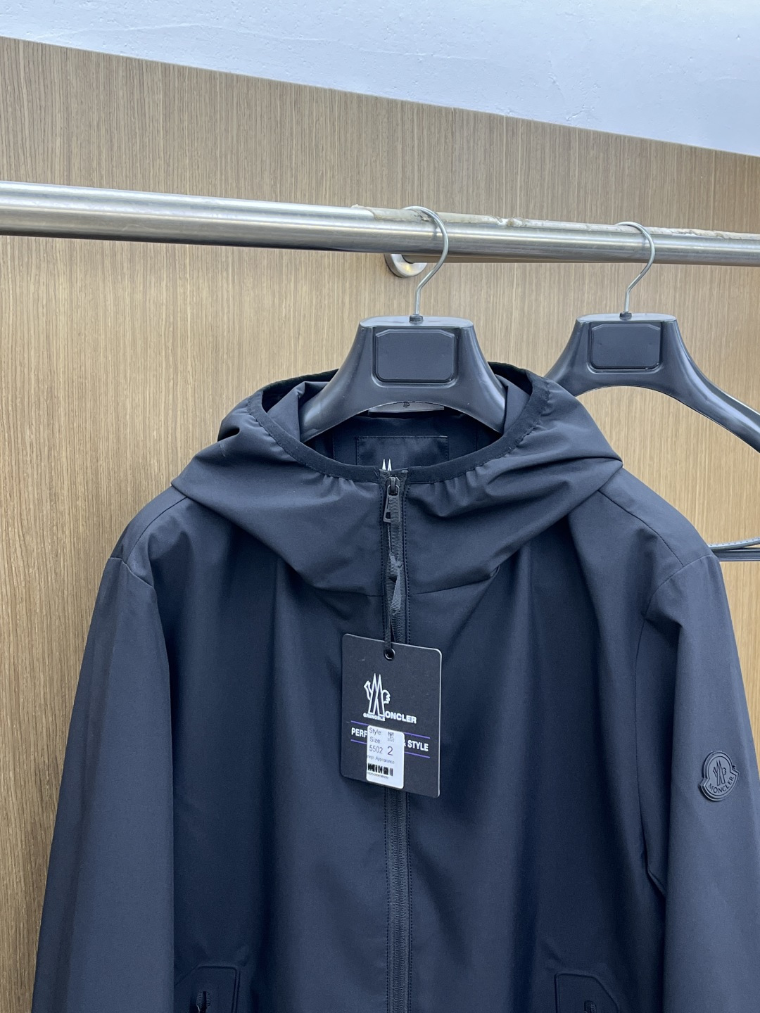 早春 Mon 🔥年早春新款专柜同款连帽休闲夹克，商务休闲两不误！面料采用聚酯纤维防风防水面料，内里聚酯纤