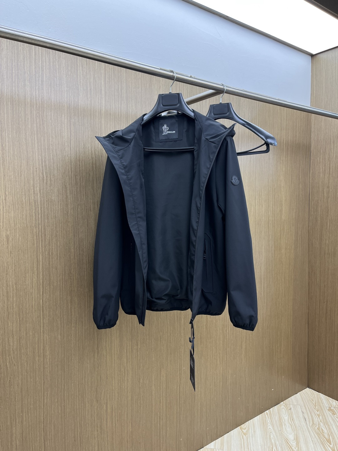 早春 Mon 🔥年早春新款专柜同款连帽休闲夹克，商务休闲两不误！面料采用聚酯纤维防风防水面料，内里聚酯纤