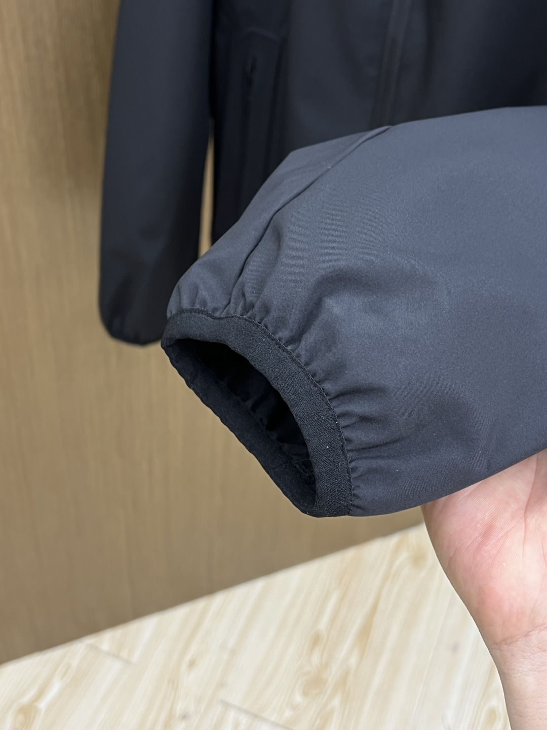 早春 Mon 🔥年早春新款专柜同款连帽休闲夹克，商务休闲两不误！面料采用聚酯纤维防风防水面料，内里聚酯纤