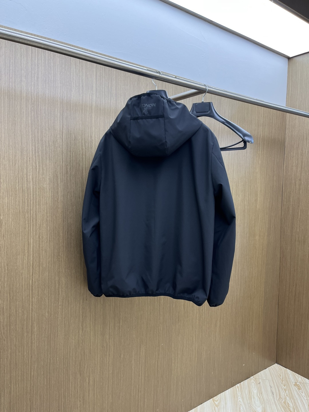 早春 Mon 🔥年早春新款专柜同款连帽休闲夹克，商务休闲两不误！面料采用聚酯纤维防风防水面料，内里聚酯纤