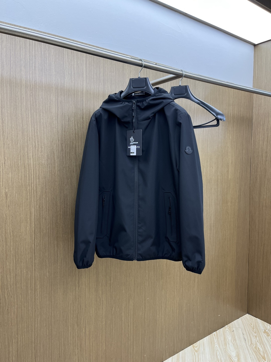 早春 Mon 🔥年早春新款专柜同款连帽休闲夹克，商务休闲两不误！面料采用聚酯纤维防风防水面料，内里聚酯纤