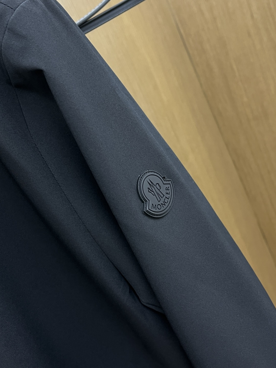 早春 Mon 🔥年早春新款专柜同款连帽休闲夹克，商务休闲两不误！面料采用聚酯纤维防风防水面料，内里聚酯纤