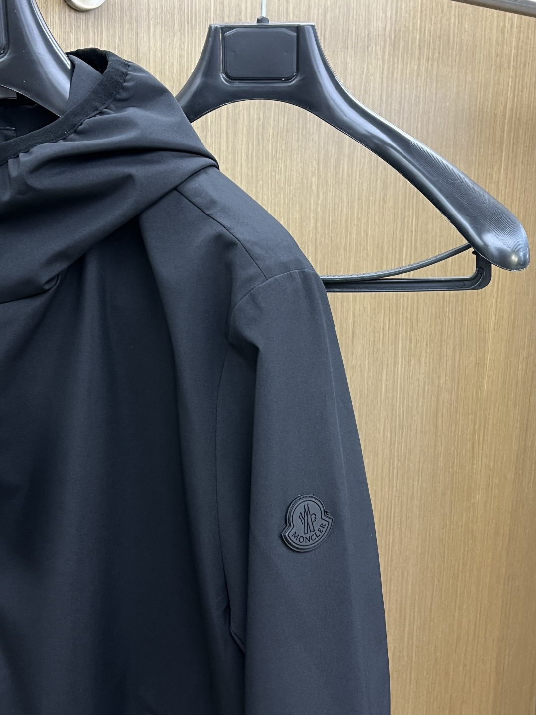 早春 Mon 🔥年早春新款专柜同款连帽休闲夹克，商务休闲两不误！面料采用聚酯纤维防风防水面料，内里聚酯纤